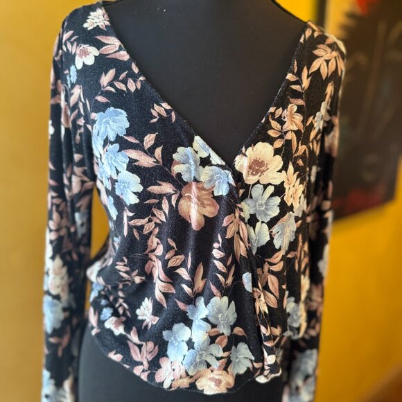 American Eagle Floral Bell Sleeve Wrap Top – Size Small - Picture 4 of 7